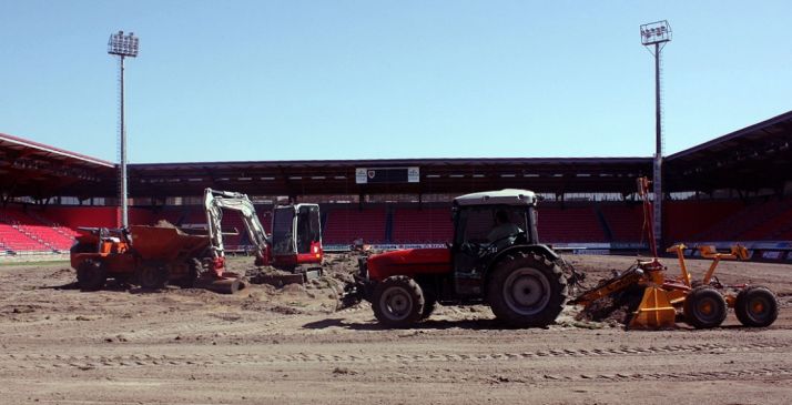Obras en el terreno de juego del estadio./CDN