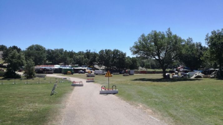 Bloques de hormigón instalados en las inmediaciones de los chiringuitos en Valonsadero/ SN