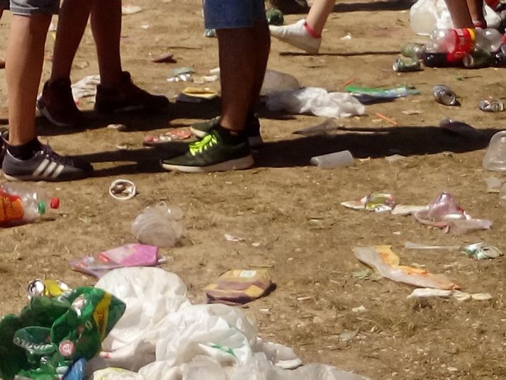 Residuos, en la zona de los chiringuitos. /Asden