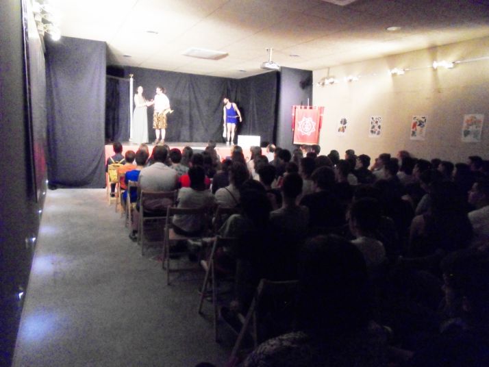 Público en la representación teatral. /Dip.