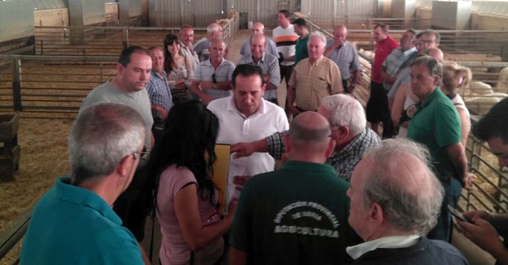 Ganaderos en el reparto de reses./Dip.