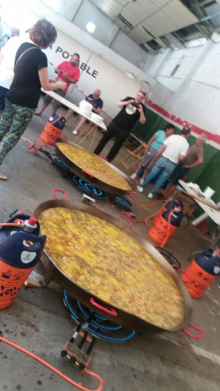 Numerosos vecinos, en la paella popular. /SN