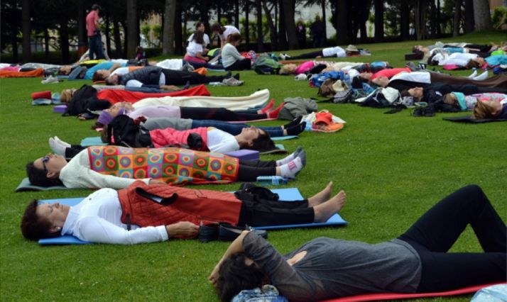 Practicantes de yoga en la Dehesa./SN