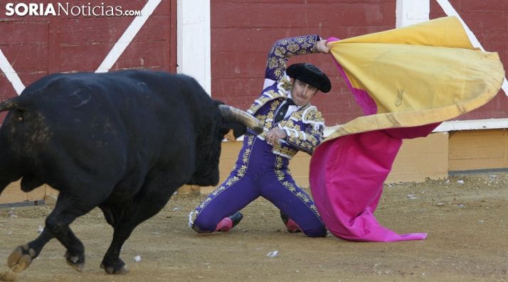 El Fandi recibiendo al segundo de su lote./SN