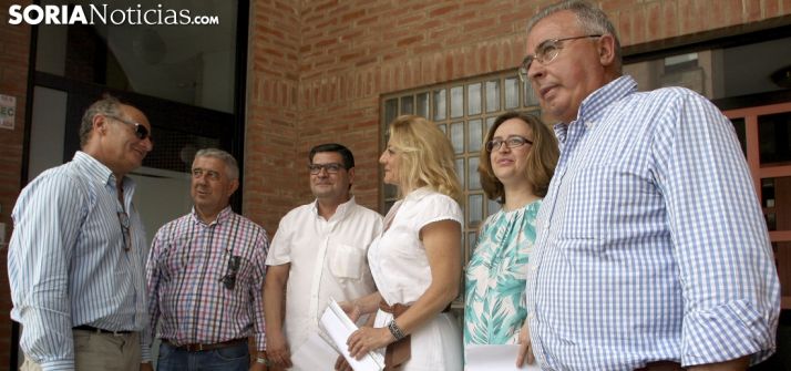 Los seis diputados en la sede del partido. /SN