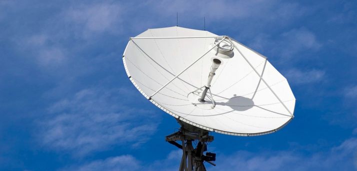 Una antena de recepción de señal de satélite.