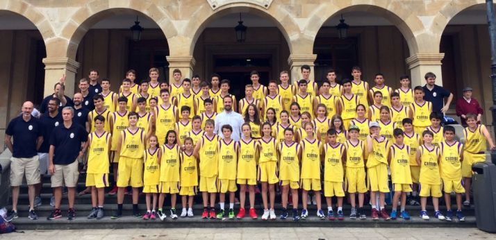 Los participantes en el campus.