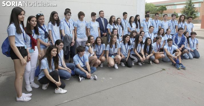 El director provincial de Educación, Javier Barrio, con los alumnos en el IES Politécnico./Jta.