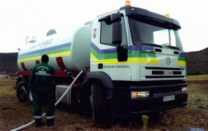 Un camión cisterna de la Diputación.