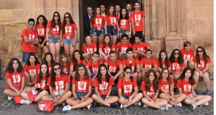 Los alumnos participantes en la puerta principal del IES Machado. /Jta.