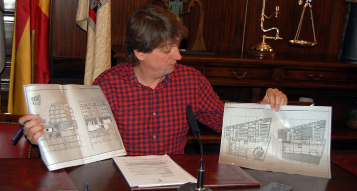 El alcalde explicando la disposición de las instalaciones./Ayto.