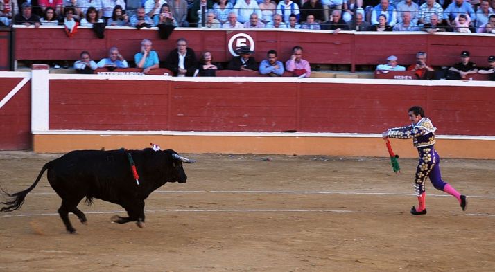 El Fandi pareando al 4º del Domingo de Calderas.