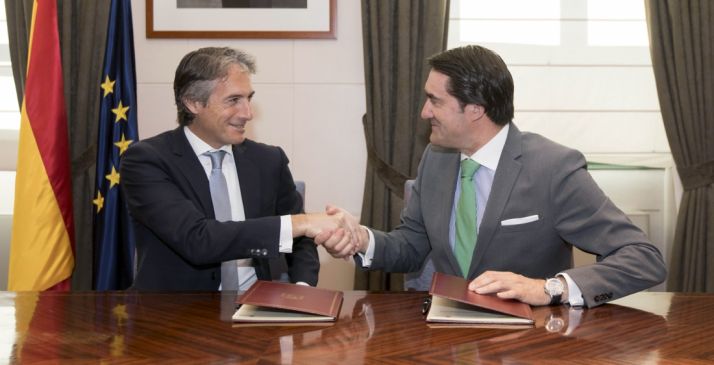 De la Serna (izda.) y Suárez Quiñones en la rúbrica./Jta.