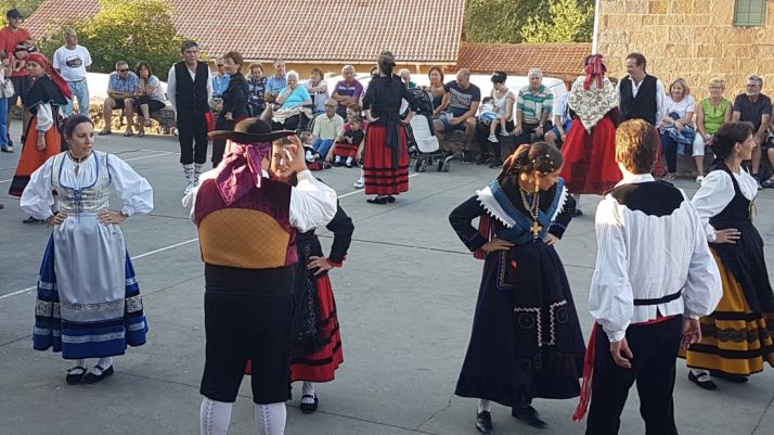 Corte de troncos y feria medieval en Molinos