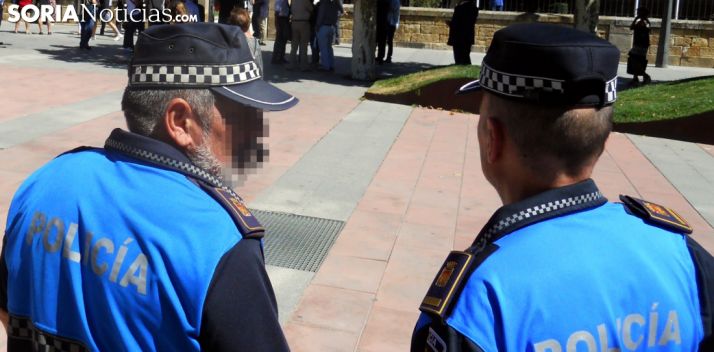 Dos agentes municipales en la capital./SN