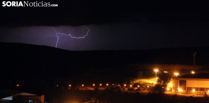 Imagen de un rayo ayer en el cielo soriano./SN