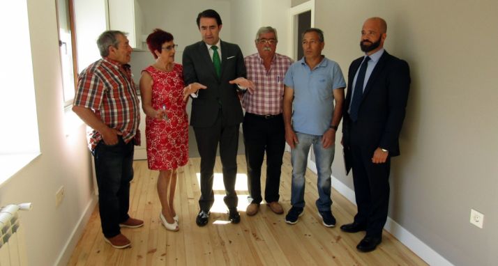 El consejero en una vivienda rehabilitada en Villaobispo de Otero (León).