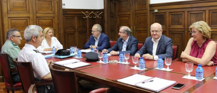 La subdelegada (izda.) con responsables sanitarios y de las fuerzas de seguridad.