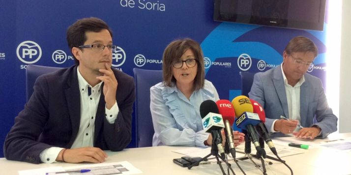 Tomás Cabezón (izda.), Mar Angulo y Gerardo Martínez. 