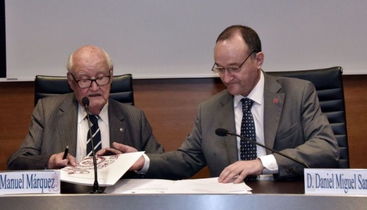 Un momento de la rúbrica del acuerdo.