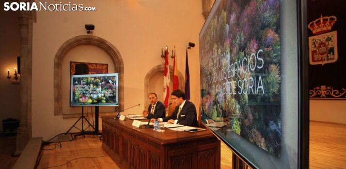 Rey (izda.) y Suárez-Quiñones este lunes en el Aula Magna. /SN