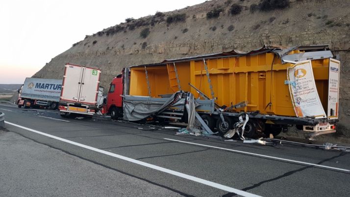 Aspecto de los camiones accidentados en la A-II. /Subd.