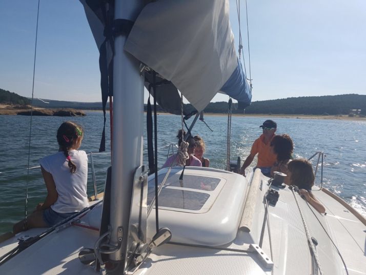 Embarcaciones sobre el pueblo sumergido de La Muedra.