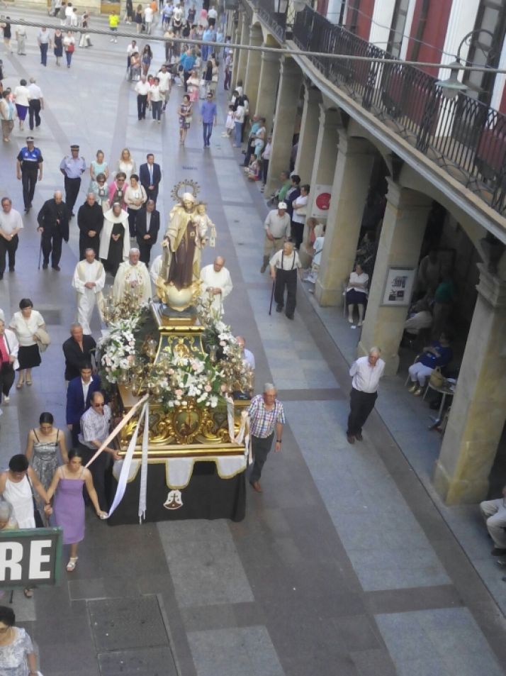 La procesión de la Virgen del Carmen de la capital, arropada por cientos de personas