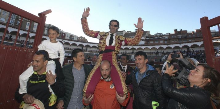 Padilla, a hombros, por la puerta grande de la plaza soriana.