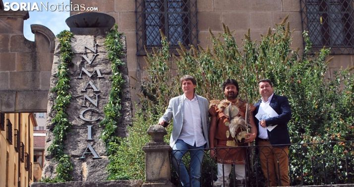 El alcalde (izda.) junto a Rubén García de Tierraquemada y Urbano Peñas, delegado de Gas Natural./SN