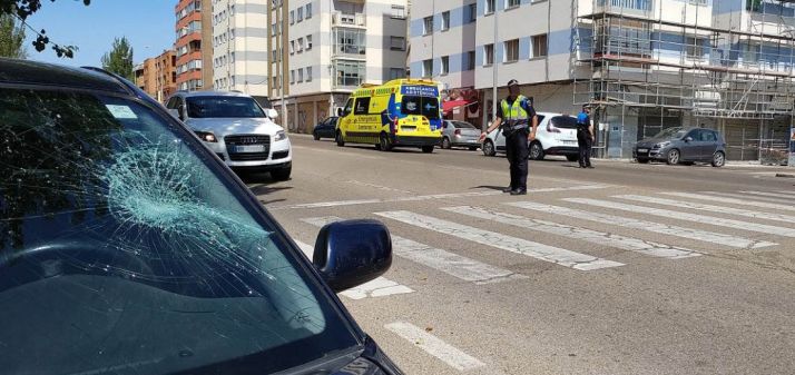 El vehículo con el impacto y la ambulancia en el lugar de los hechos./M-Audiovisuales