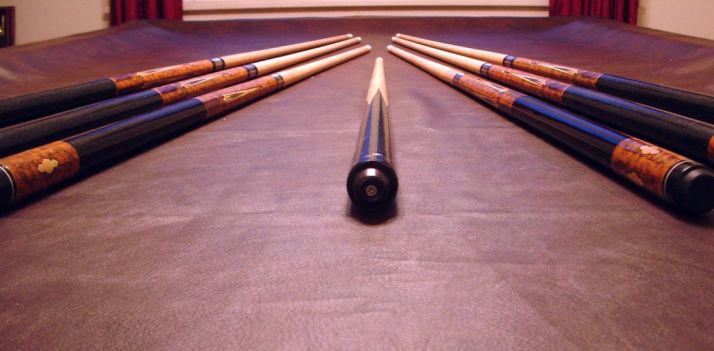 Mesa y tacos de billar.