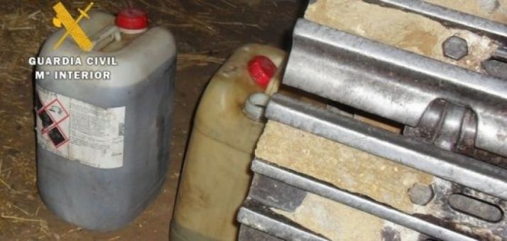 Garrafas con combustible junto a una de las máquinas./GC 