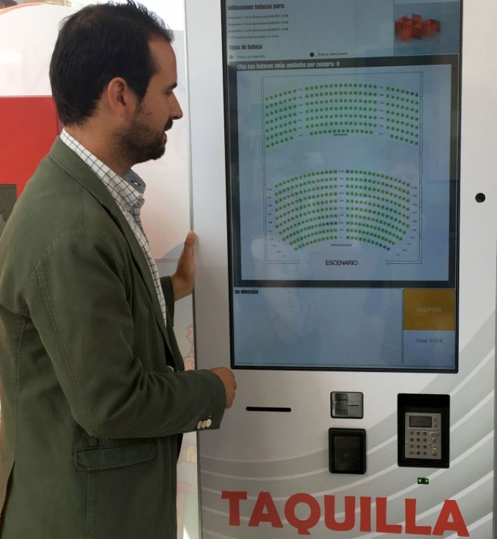 Hernández con uno de los cajeros.