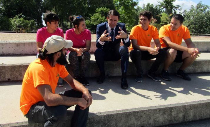 El consejero de Medio Ambiente, con algunos voluntarios este jueves./Jta.