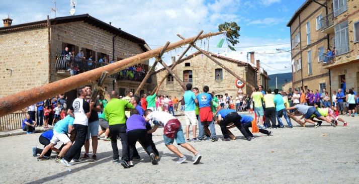 Una pingada del mayo en la localidad pinariega./PN