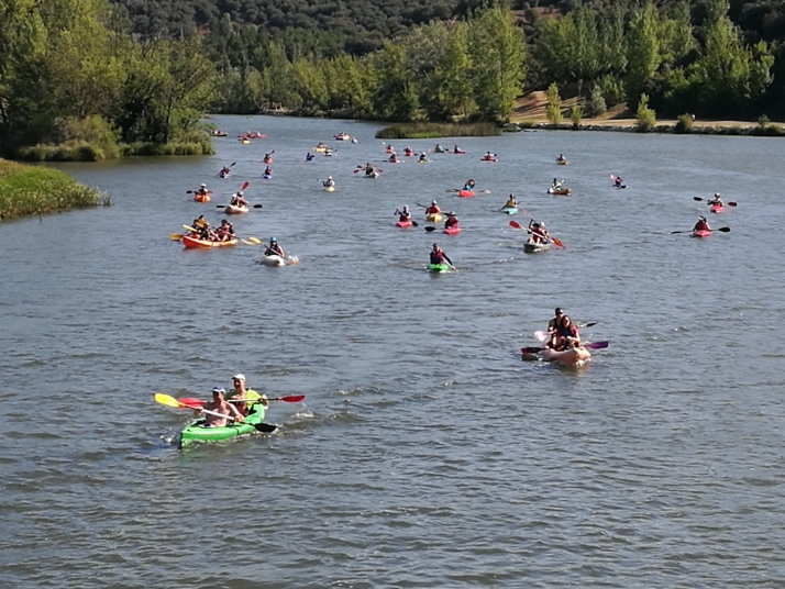 Cerca de un centenar de piragüistas participan en la XVI travesía del Duero