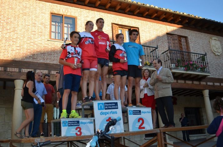 Los ganadores del triatlón. 