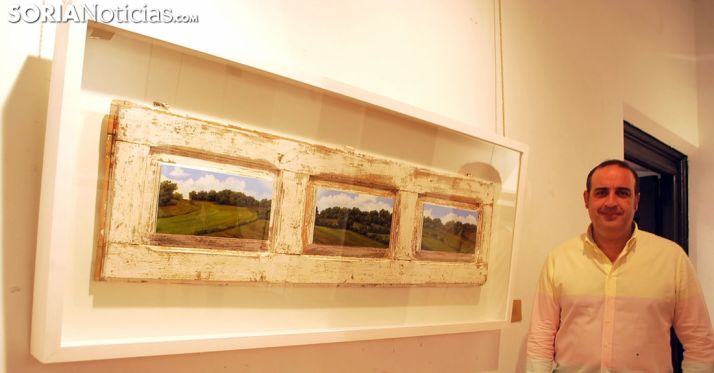 El pintor con una de sus obras./SN