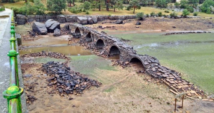 El puente romano del embalse.