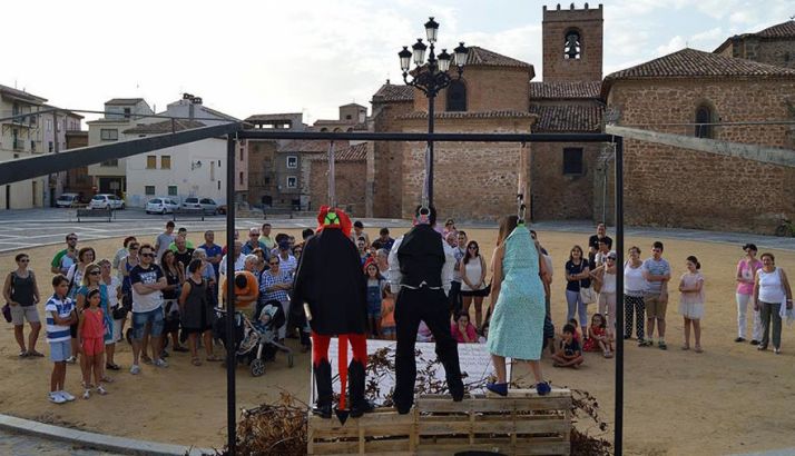 La función, por la noche.