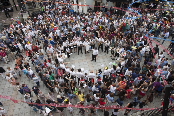 Fotos: Covaleda da inicio a sus fiestas bailando la Rueda y la Jota