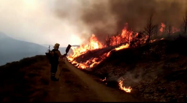 Labores de extinción del incendio./Brif