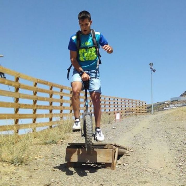 Iván Díez con su monociclo.