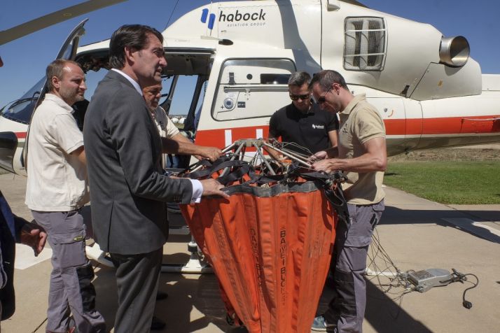 El consejero visita el helicóptero de coordinación. /Junta