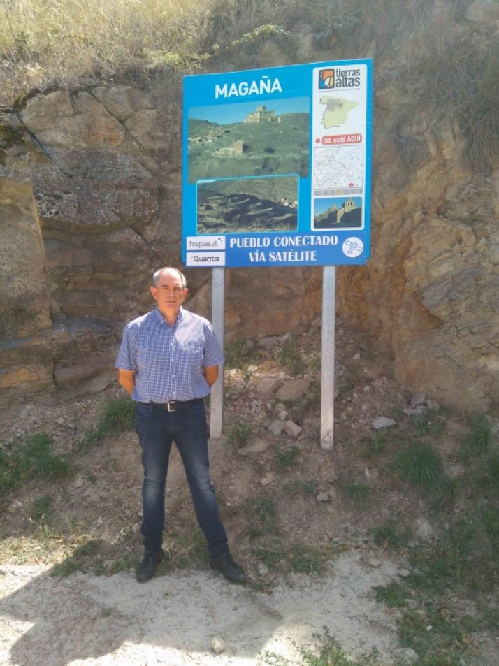 Fernando Marín, alcalde Magaña, con cartel pueblo conectado.