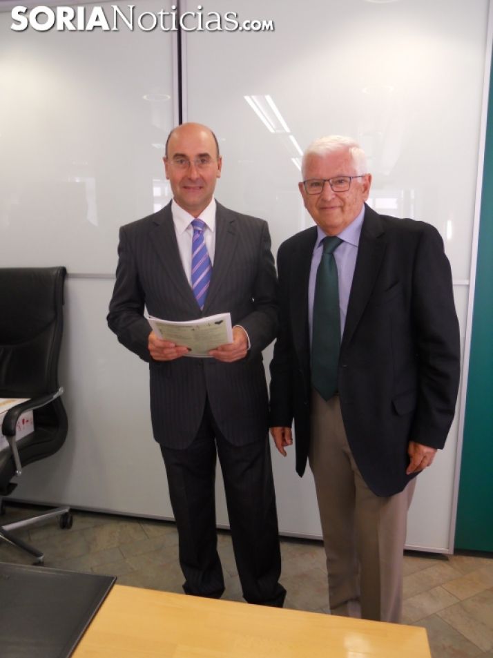 Imagen de la entrega de los desfibriladores a los alcaldes./SN