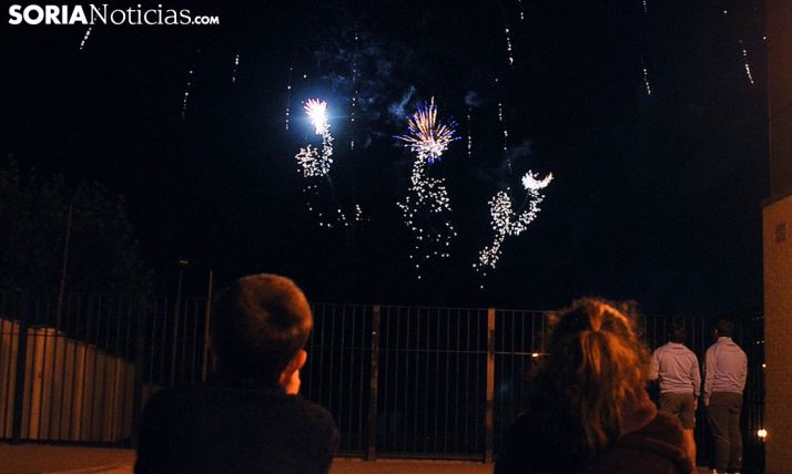 Dos niños esta noche en las inmediaciones del pabellón de San Andrés./SN