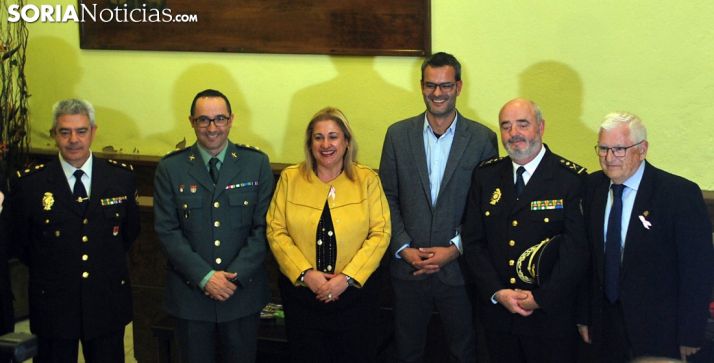 El doctor, (tercero por la derecha) en la apertura del Mes de la Salud este jueves./SN