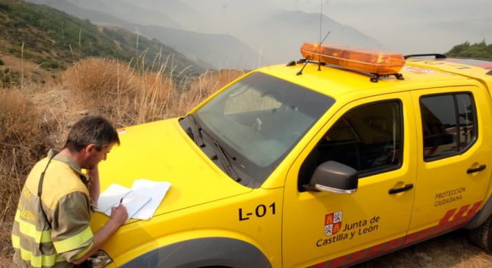 Un agente medioambiental en un incendio.